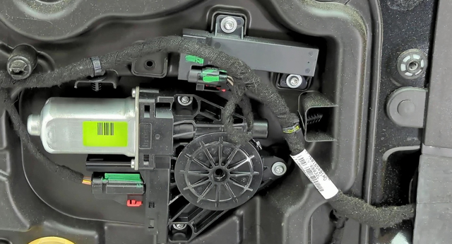 Мотор стеклоподъемника двери задней, левой 68227367AA CHRYSLER