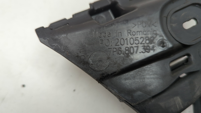 Левый кронштейн крепления бампера заднего 7P6807375B VAG