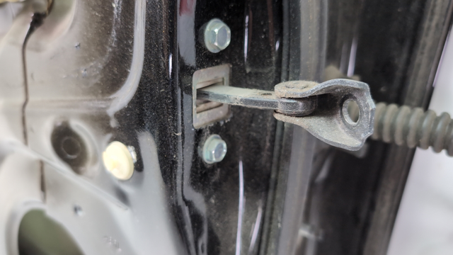 Ограничитель открывания задней двери 824304CL0A NISSAN