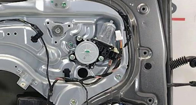 Привод электростеклоподъемника передний 824501M000 HYUNDAI