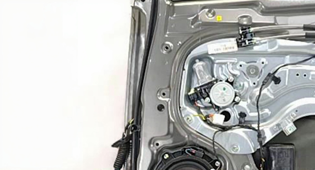 Мотор стеклоподъемника двери передней, правой 824601M000 HYUNDAI