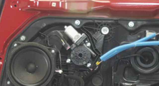 Мотор стеклоподъемника двери передней, правой 82460C1000 HYUNDAI