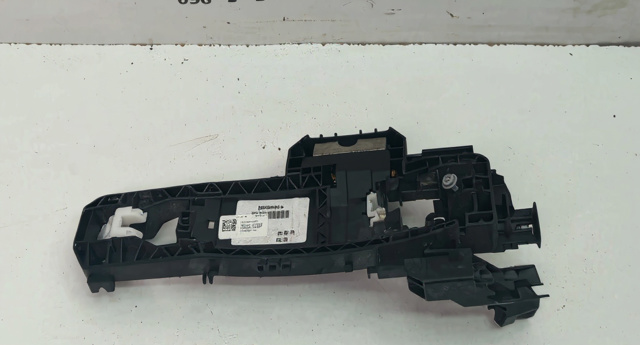 Держатель наружной ручки двери, задней правой 826105DM1A NISSAN