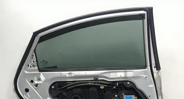 Стекло задней двери, левой 834103S010 HYUNDAI