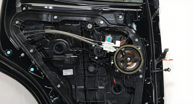 Мотор стеклоподъемника двери задней, левой 834502W000 HYUNDAI