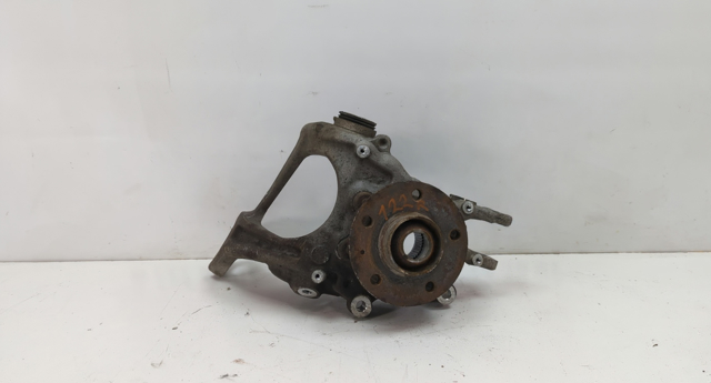 Цапфа поворотная правая 8R0505432F VAG