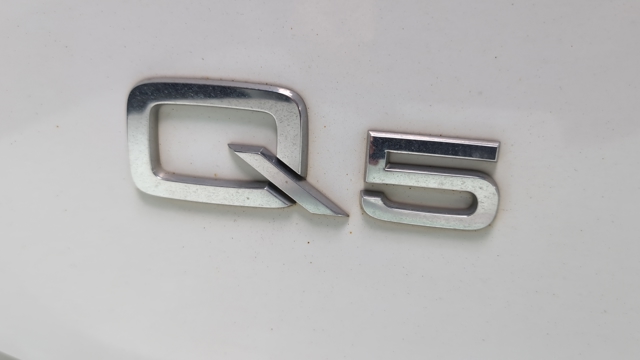 Фирменный значек на багажник Audi Q5