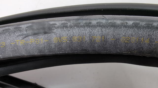 Уплотнитель двери передней, на (кузове) 8V5831721A VAG