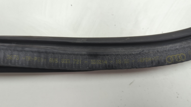 VAG 8V5833721A Уплотнитель двери задней (на кузове) в наличии Запорожье
