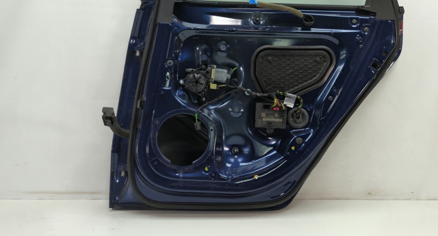 Уплотнитель двери задней, правой (на двери) 8V5839912C VAG