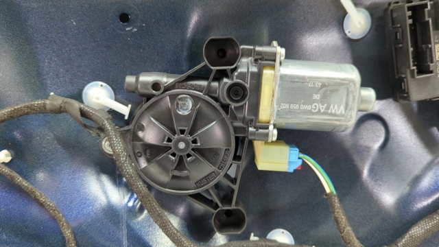8W0959802 VAG Мотор стеклоподъемника двери передней правой купить в Львов