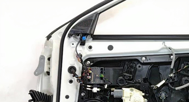Блок комфорта передней двери A1669000518 NISSAN