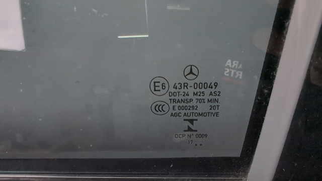 Стекло двери задней левой A2057350010 MERCEDES