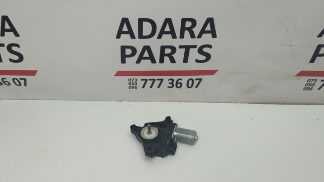 Моторчик стеклоподъемника двери задней, правой A2469063200 NISSAN