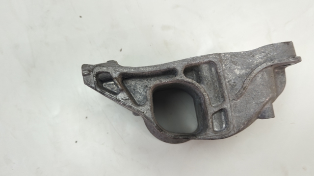 Подушка (опора) двигателя, правая задняя A2702230138 MERCEDES
