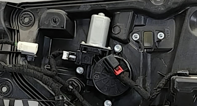Мотор стеклоподъемника двери передней, правой D01G5858XB MAZDA