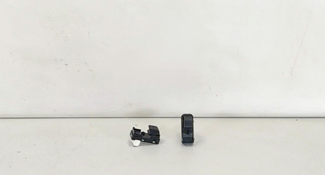 Кнопки переднего правого стеклоподъемника KD3566370 MAZDA