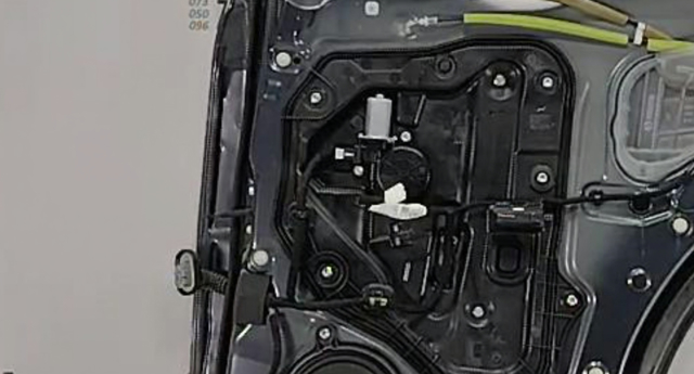  Механизм стеклоподъемника правой задней двери KD5372590 MAZDA