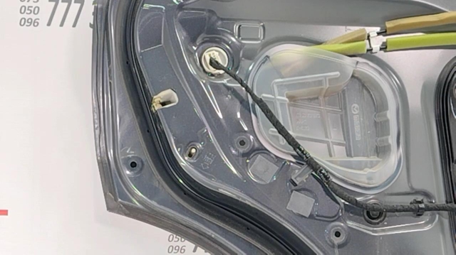 MAZDA KD5373310 Замок двери задней левой в наличии Львов