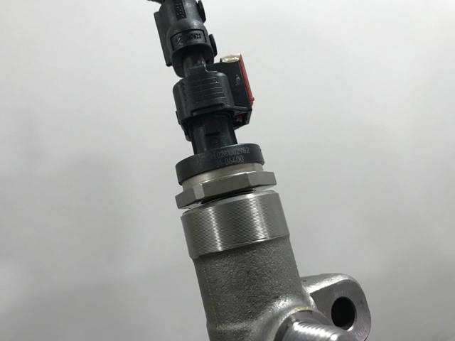 Регулятор давления топлива в топливной рейке Альфа-ромео 166