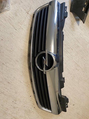 Решетка радиатора 13136136 OPEL