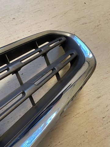 SUBARU 91121AG07C Решетка радиатора в наличии Днепр