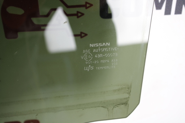 Стекло задней правой двери 823006RR0C NISSAN