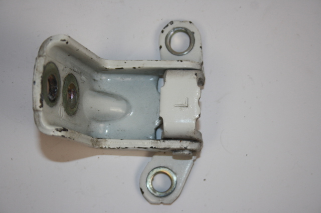824214CL0A Петля двери задней левой купить Черкассы