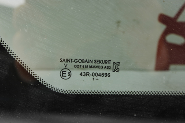 Стекло багажного отсека, левое 833015NA0A NISSAN