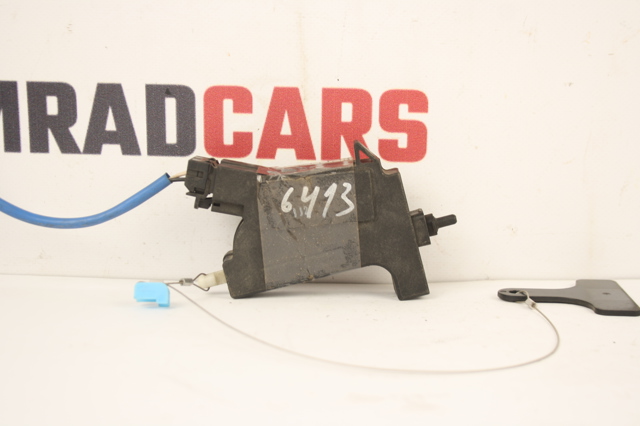 Замок открывания лючка бензобака MR303200 MITSUBISHI