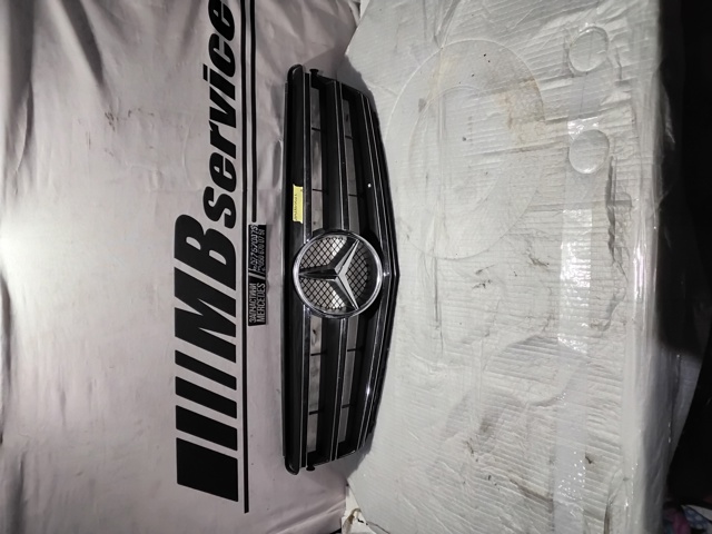 Облицовка радиатора Mercedes C