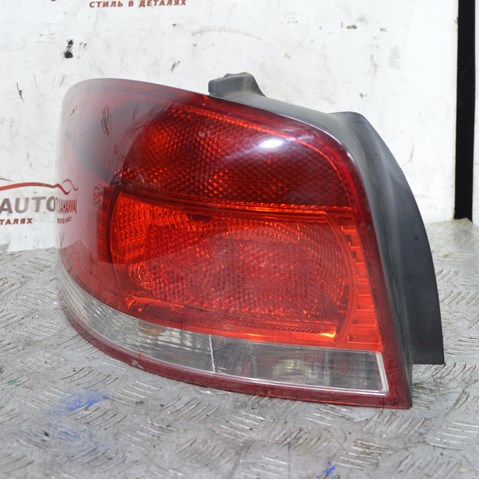 Задняя левая внешняя фара 8P0945095 VAG