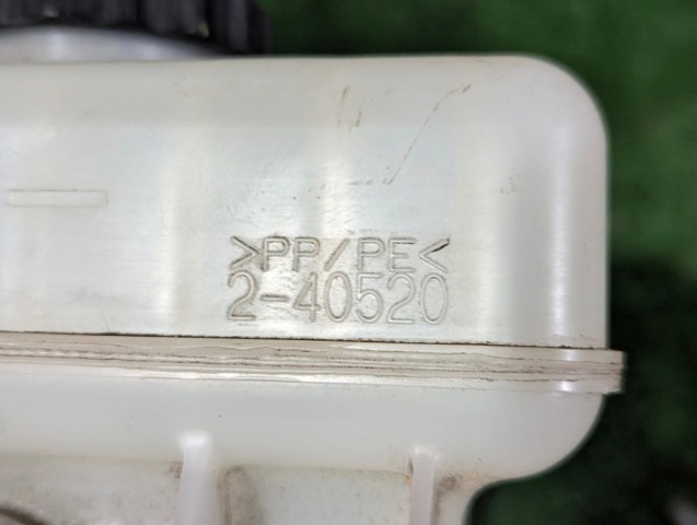 Бачек тормозной жидкости 4722048271 TOYOTA
