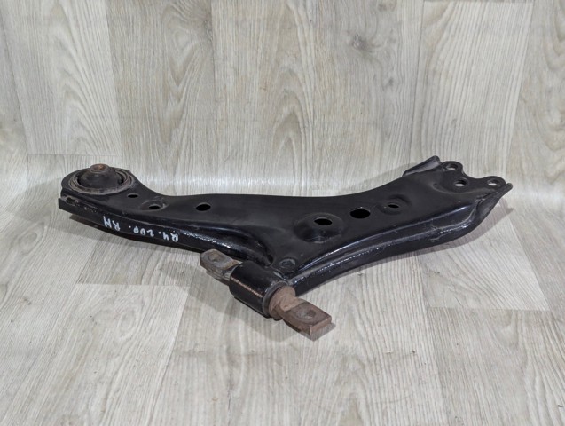 TOYOTA 4806842070 Рычаг передней подвески нижний правый в наличии Днепр