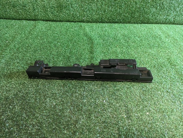 Кронштейн наружной накладки порога правой 51777256918 BMW