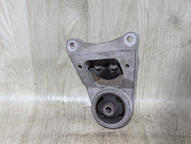 Кронштейн/траверса заднего редуктора, левая 5238042120 TOYOTA