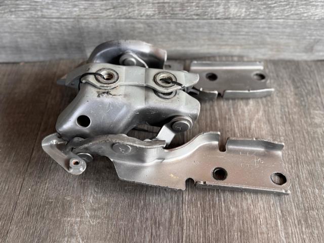 Петля капота, левая 5342053100 TOYOTA