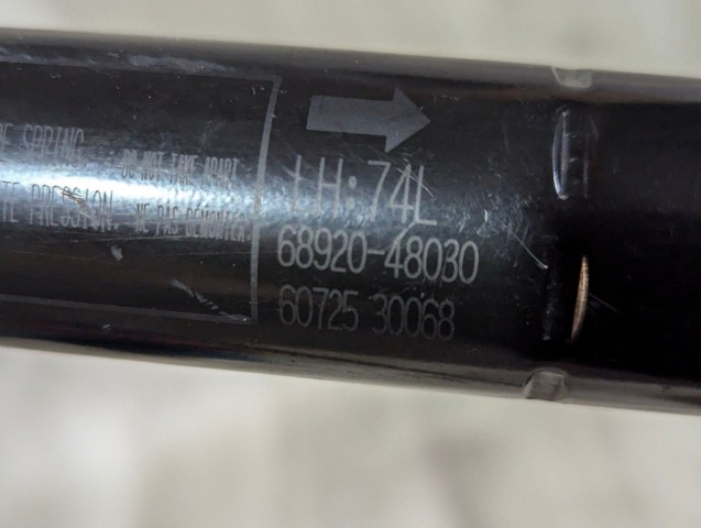 Амортизатор крышки багажника 6892048030 TOYOTA
