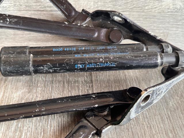 Крепление крышки багажника 844011MA0A NISSAN