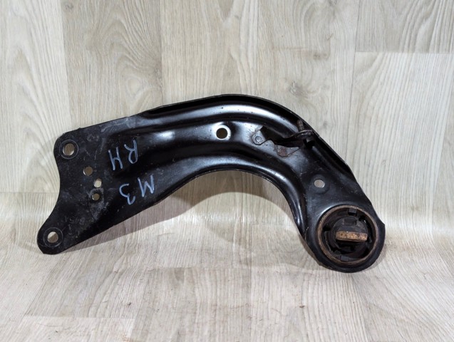 Рычаг/тяга задней подвески продольный нижний, правый BJS728200 MAZDA