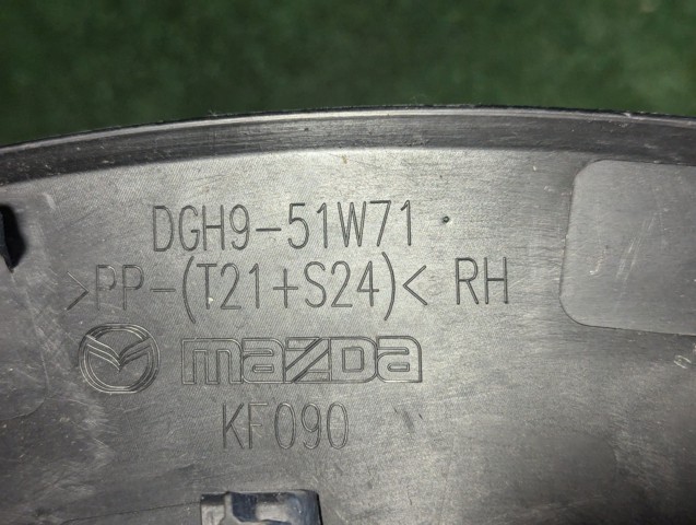 Молдинг передней арки колеса, правый DGH951W71 MAZDA