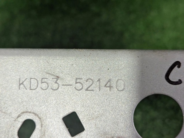 Кронштейн крепления крыла переднего правого, передний KD5352140 MAZDA