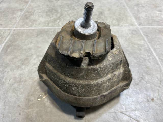 Левая опора двигателя 22116770725 BMW