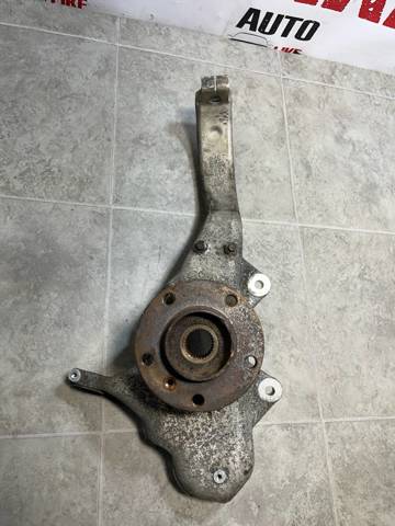 Кулак поворотный передний левый 31216773783 BMW