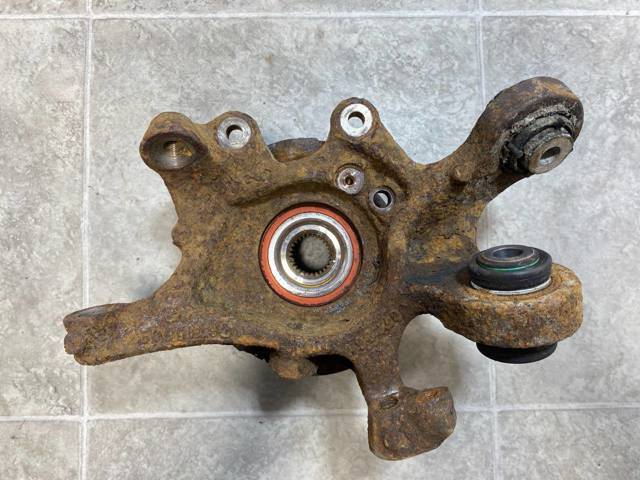 Цапфа поворотная правая 33326761582 BMW