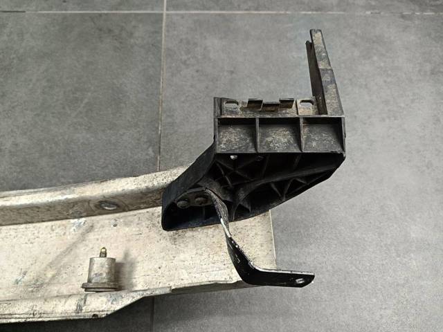 VAG 4B0807313 Усилитель заднего бампера в наличии Черновцы