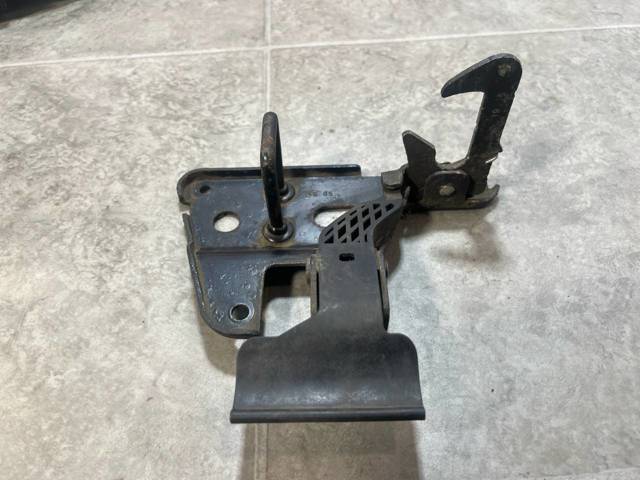 4F0823480A Стояк-крюк замка капота купить Житомир