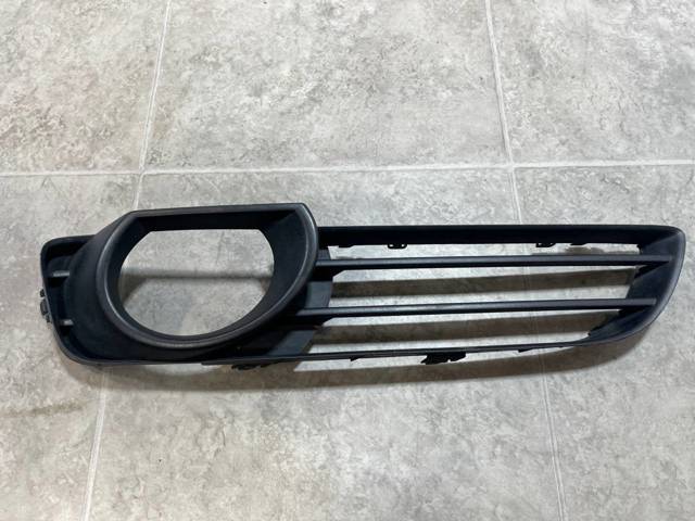 4L0807676 VAG Заглушка (решетка) противотуманных фар бампера переднего правая купить в Украина
