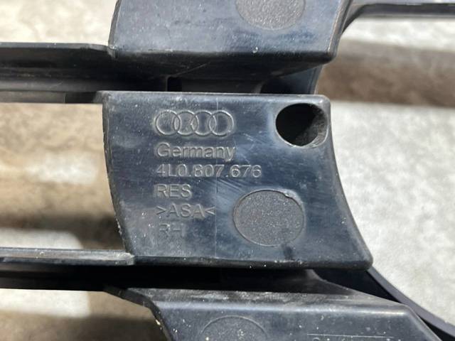 4L0807676 VAG Заглушка (решетка) противотуманных фар бампера переднего правая купить в Черновцы