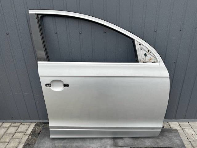 Пассажирская передняя дверь 4L0831052A VAG